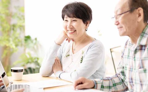 相続相談をする老夫婦のイメージ